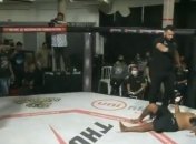 Боец ММА побывал в нокауте, а судья и не думал останавливать бой (видео)