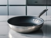 Є дієві методи, які допоможуть повернути сковорідці чистоту  (зображення створено за допомогою ШІ)