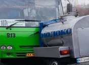 В Харькове бочка молоковоза врезалась в маршрутку: фото