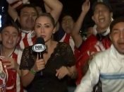 Журналистка побила микрофоном болельщика из-за приставаний в прямом эфире