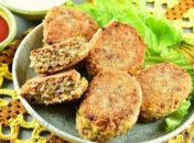 Котлеты получаются хрустящими снаружи и нежными внутри