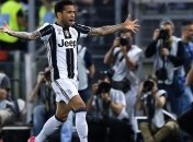 Жена Дани Алвеса подшутила над спящим футболистом (Видео)