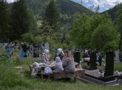 В поминальные дни украинцы ходят на кладбища