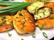 Прості у приготуванні пиріжки з яйцями та зеленню
