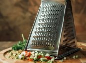 Терка требует регулярной заточки (изображение создано с помощью ИИ)