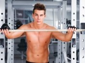 Офисные работники нуждаются в гантелях