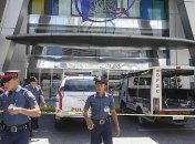 На Филиппинах вооруженный мужчина взял в заложники десятки человек