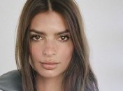 Эмили Ратаковски похвасталась идеальной фигурой в бикини: будто и не рожала