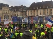 Протесты "желтых жилетов" во Франции: уже горят машины 