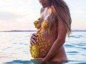 Фотограф украшает грудь и живот своей беременной девушки лепестками цветов (Фото) 