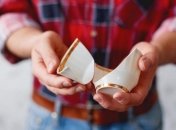 Не очень хорошей приметой считается разбить чашку, находясь в гостях