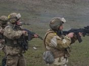 Экстремальные стрельбы: украинские десантники тренируются среди взрывов и дыма