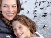 Дочь Милы Йовович исполнила песню про Антошку (Видео)