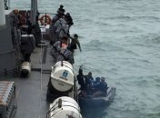 Из-за непогоды поиски обломков самолета AirAsia снова приостановлены