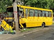 В Киеве маршрутка с пассажирами на полном ходе врезалась в бетонный столб (фото)