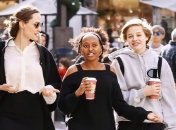 Два месяца в больнице: дочери Анджелины Джоли вышли в свет после операций