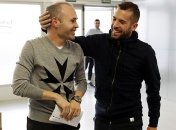 Иньеста вернулся в Барселону: теплая встреча легенды