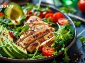 Салат с курицей и авокадо отлично подойдет к праздничному столу (изображение создано с помощью ИИ)