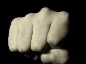 Бил по голове руками и ногами: подросток жестко напал на сверстницу в Ужгороде (видео)