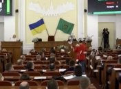 В Харькове мужчина сорвал заседание горсовета комичным "расстрелом" (видео)