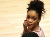 Рианна заклеела рот боксеру