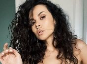 NK игриво продемонстрировала глубокое декольте: соблазнительное фото