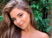 Сексапильная Деми Роуз похвасталась пышными обнаженными формами в оригинальном бикини