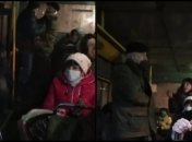 Пенсионера силой пытались вытолкнуть из маршрутки в Харькове: поступок водителя и пассажиров возмутил сеть (видео)