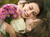 Что подарить мамам: стишок-совет