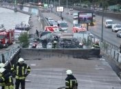 Рано утром в Киеве горело здание на Почтовой площади (Видео)