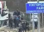 Дальнобойщик проскочил без очереди, но вскоре пожалел о своем поступке (видео)