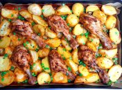 Куриные голени с ароматным картофелем и овощами