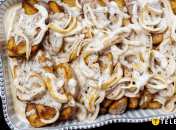 Ароматные деруны, запеченные с мясным соусом