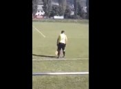 Шел и падал: пьяный судья в Чехии рассмешил болельщиков (Видео)