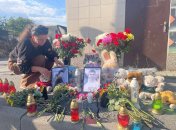 На місце вбивства підлітків приносять квіти та іграшки