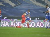 Футболист Порту случайно забил гол в дерби (видео)