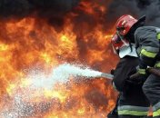 Атака ворога на Київ: виникла пожежа на даху будинку від падіння уламків БПЛА