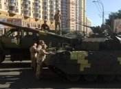 Как эвакуировали военный танк с одной из улиц Киева (Видео)