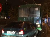 "Я Гройсмана знаю": в Киеве пьяный водитель протаранил троллейбус