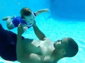 ВИДЕОпозитив: 7-месячный ребенок плавает под водой