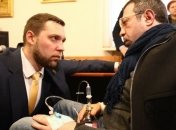 Корбан в сопровождении медработников покинул здание суда