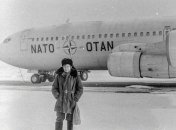 Самолет НАТО с грузом продовольствия