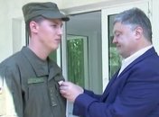 Президент наградил медалью нацгвардейца, который спас женщину во время взрыва