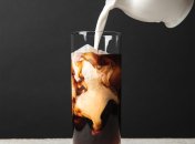 Многие пьют напиток с молоком, но не все знают детали его добавления в напиток