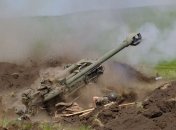 Бойцы ВСУ ведут огонь из гаубицы M777
