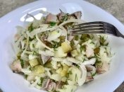 Попри простоту приготування, салат першим зникає з тарілок