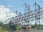 В Киеве опора ЛЭП упала прямо на дорогу: видео момента ЧП и фото последствий