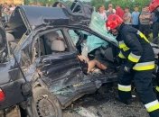 На трассе Киев-Чоп грузовик раздавил легковушку: в салоне BMW погибла 18-летняя девушка (фото)