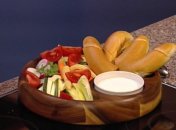 Свежие овощи с йогуртовым соусом