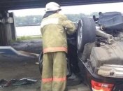 Страшное ДТП на Набережном шоссе в Киеве: авто опрокинулось на крышу